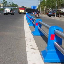 不銹鋼復(fù)合管道路護(hù)欄藍(lán)色人車(chē)分流市政馬路護(hù)欄機(jī)非隔離人行護(hù)欄